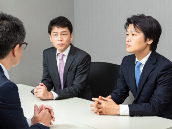 打ち合わせ中の村松 勝 ＆ 吉田 隆太